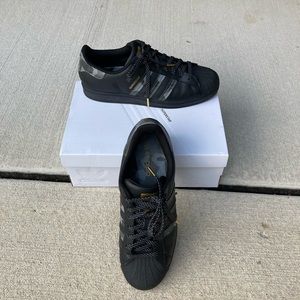 ADIDAS SUPERSTAR 'BLACK CAMO' CORE BLACK/CORE BLACK/GOLD METALLIC FX9087